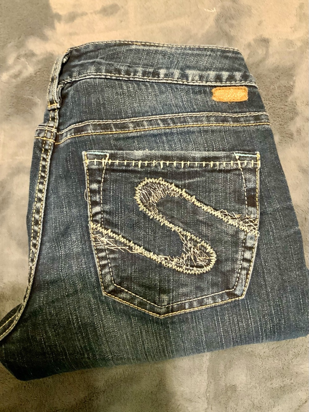 Silver Tuesday 22 Jeans Dark Wash Flare Jeans with Embroidered Back Size 29/33